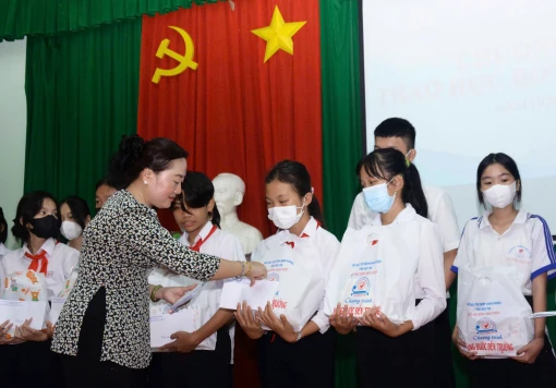 181 học sinh THCS và tiểu học ở Mỏ Cày Bắc được nhận học bổng
