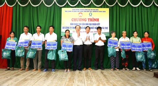 Bàn giao 150 căn nhà Đại đoàn kết do Công ty TNHH MTV Xổ số kiến thiết Bến Tre hỗ trợ