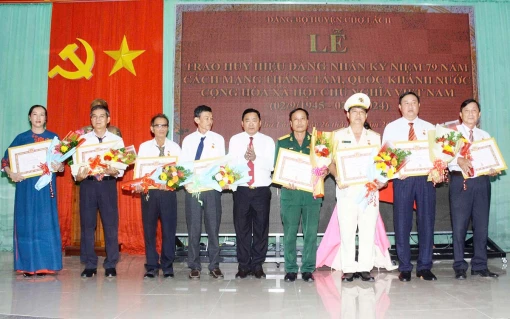 Chợ Lách có 42 đảng viên vinh dự nhận Huy hiệu Đảng đợt 2-9