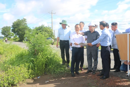 Chủ tịch UBND tỉnh Trần Ngọc Tam khảo sát mặt bằng xây dựng cầu Ba Lai 8