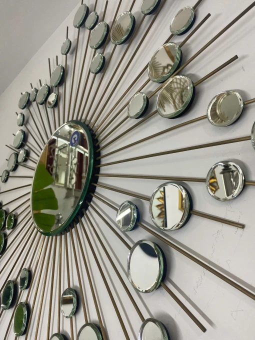 Có nên treo gương phòng khách? Hướng dẫn lựa chọn hợp lý