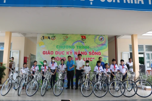 Trao 40 xe đạp cho các em học sinh có hoàn cảnh khó khăn