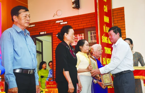 Nhân rộng điển hình trong học và làm theo Bác