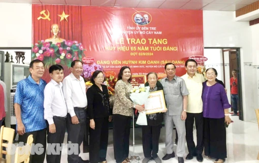 Quyền Bí thư Tỉnh ủy - Chủ tịch HĐND tỉnh Hồ Thị Hoàng Yến trao Huy hiệu Đảng tại Mỏ Cày Nam