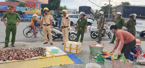 Ra quân giải tỏa hành lang an toàn giao thông trên tuyến quốc lộ 60 dịp lễ 2-9-2024