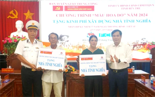 Báo điện tử Đảng Cộng sản Việt Nam trao nhà tình nghĩa, tình thương tại Mỏ Cày Nam