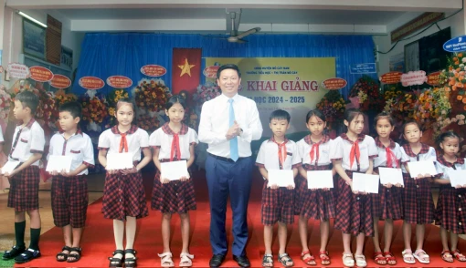 Lãnh đạo Ban Tuyên giáo Trung ương và lãnh đạo tỉnh dự lễ khai giảng năm học mới Lãnh đạo Ban Tuyên giáo Trung ương và lãnh đạo tỉnh dự lễ khai giảng năm học mới