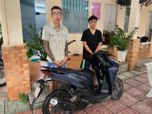 Tạm giữ hình sự hai đối tượng chuyên cướp giật dây chuyền Tạm giữ hình sự hai đối tượng chuyên cướp giật dây chuyền