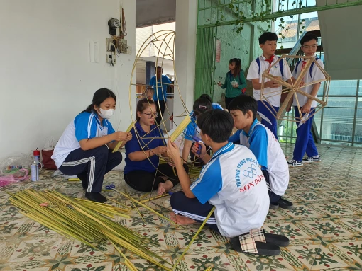 Hội thi làm lồng đèn Trung thu bằng vật liệu từ cây dừa