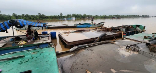 Xử lý nhiều phương tiện thủy vận chuyển cát sông không rõ nguồn gốc