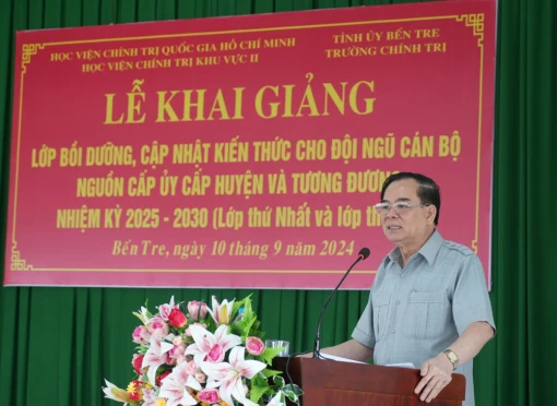 Chủ tịch UBND tỉnh Trần Ngọc Tam báo cáo chuyên đề thu hút đầu tư phát triển kinh tế - xã hội tỉnh Bến Tre