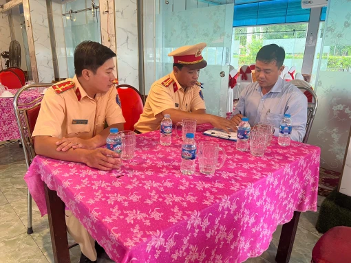 Tuyên truyền ký cam kết đảm bảo an toàn giao thông đối với các đơn vị kinh doanh vận tải, cơ sở dịch vụ ăn uống