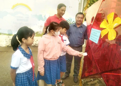 Học sinh Trường Tiểu học Nguyễn Thị Lang, xã Đại Hòa Lộc tổ chức quyên góp ủng hộ đồng bào miền Bắc