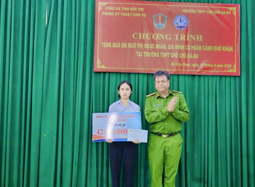Trao 42 triệu đồng cho sinh viên có hoàn cảnh khó khăn