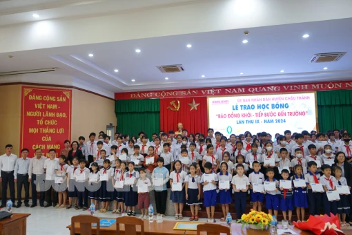 135 học sinh nhận học bổng “Báo Đồng Khởi - Tiếp bước đến trường” lần thứ IX - năm 2024