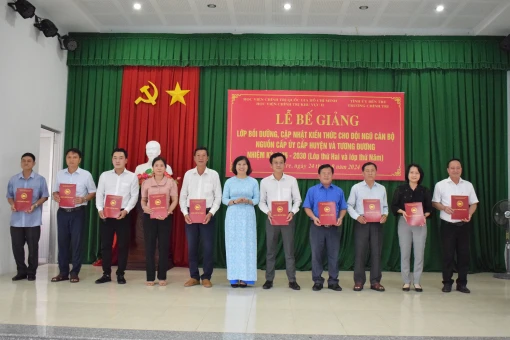 193 học viên hoàn thành lớp bồi dưỡng cán bộ nguồn cấp ủy cấp huyện và tương đương