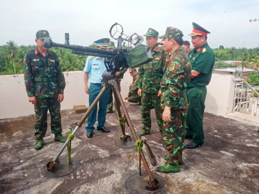 Kiểm tra công tác phòng không nhân dân tại huyện Mỏ Cày Nam