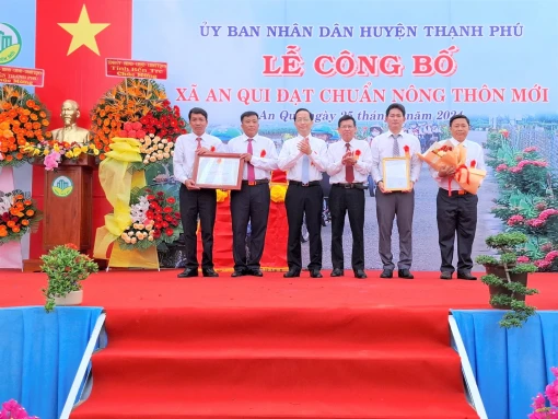 Thạnh Phú công bố xã An Qui đạt chuẩn nông thôn mới