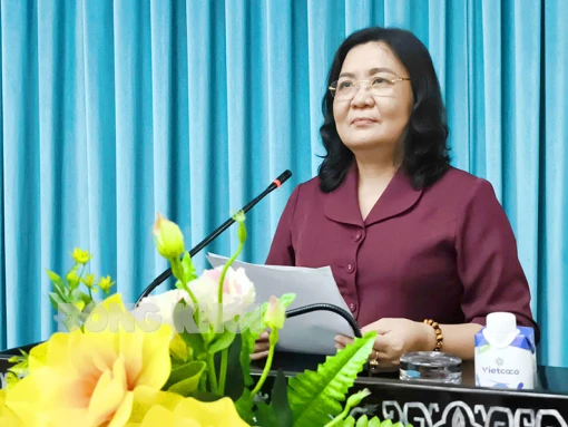 Quyền Bí thư Tỉnh ủy - Chủ tịch HĐND tỉnh Hồ Thị Hoàng Yến đối thoại với nhân dân về chống khai thác thủy sản bất hợp pháp