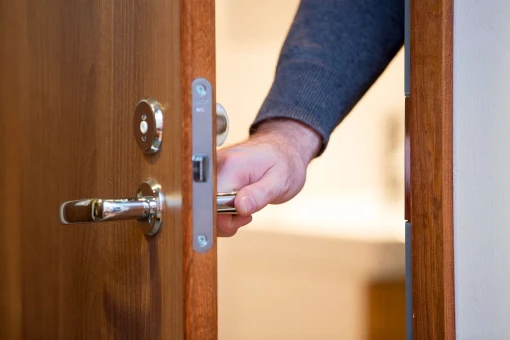 Cách thay ổ khóa cửa gỗ đơn giản, nhanh chóng tại nhà