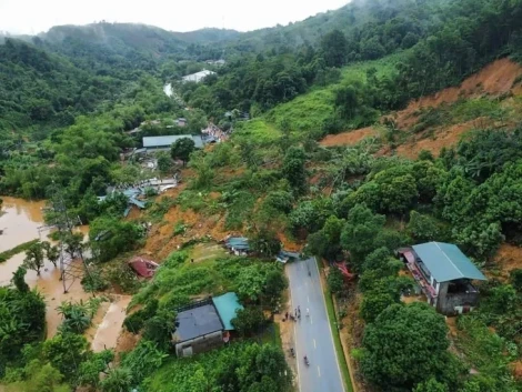 Sạt lở, lũ quét vùi lấp nhiều nhà và xe ở Hà Giang