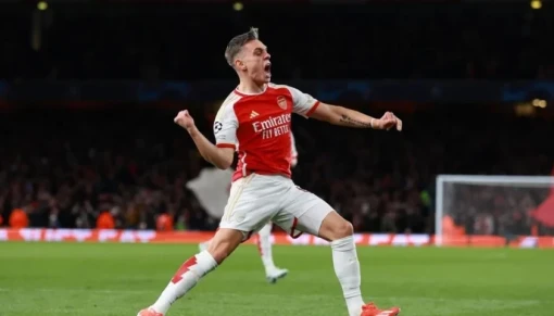 Arsenal thắng kịch tính Leicester, Liverpool tạm dẫn đầu bảng xếp hạng