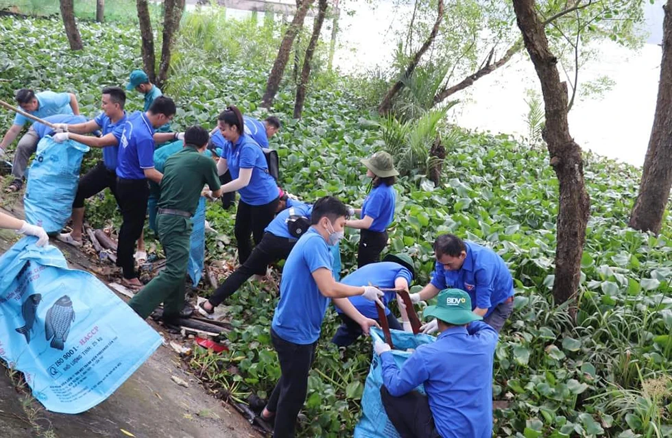 Thu gom rác tại bờ sông Bến Tre.