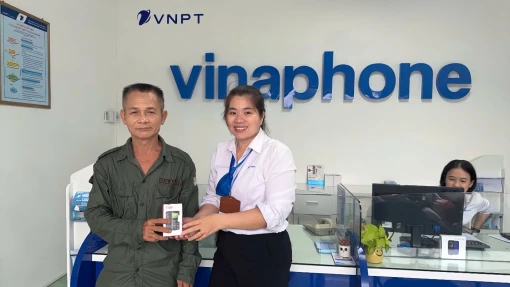 VNPT - VinaPhone Bến Tre tặng máy điện thoại hỗ trợ người dân chuyển đổi máy từ 2G lên 4G