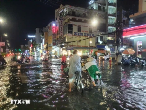 Cần Thơ: Nhiều tuyến đường ngập nặng sau trận mưa kéo dài 2 giờ