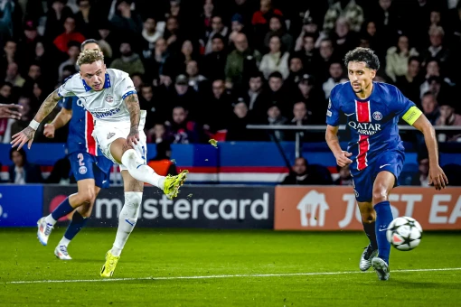 PSG giữ 1 điểm trên sân nhà, Arsenal có chiến thắng mai mắn