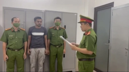 Người ngoại quốc mang hơn 700 viên kim cương nhập cảnh vào Việt Nam không khai báo Người ngoại quốc mang hơn 700 viên kim cương nhập cảnh vào Việt Nam không khai báo