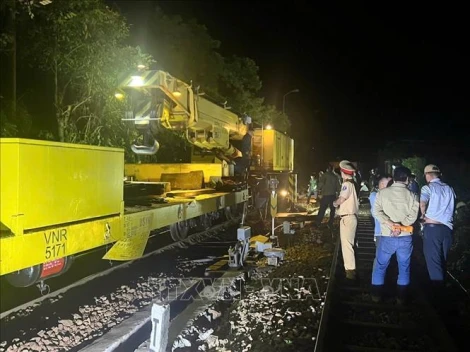 Tàu trật bánh khiến 3 toa hàng bị lật, gây ách tắc đoạn tuyến qua đèo Hải Vân