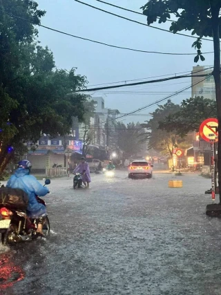 Đà Nẵng mưa trắng đêm gây ngập đường phố, nhiều trường cho học sinh nghỉ học