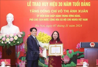 Lễ trao huy hiệu 30 năm tuổi Đảng cho Phó Chủ tịch nước Võ Thị Ánh Xuân