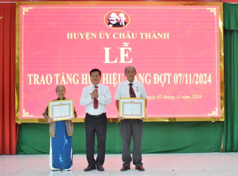 Châu Thành trao tặng Huy hiệu Đảng đợt 7-11-2024