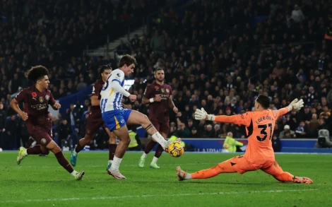 Man City thua ngược Brighton, Liverpool giữ vững ngôi đầu Ngoại hạng Anh