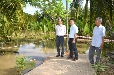 Kiểm tra thi công các công trình cống phục vụ hạn mặn tại huyện Mỏ Cày Bắc và Mỏ Cày Nam