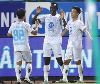 Nam Định đại thắng áp sát ngôi đầu V-League