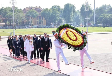 Chủ tịch Quốc hội Armenia Alen Simonyan vào Lăng viếng Chủ tịch Hồ Chí Minh