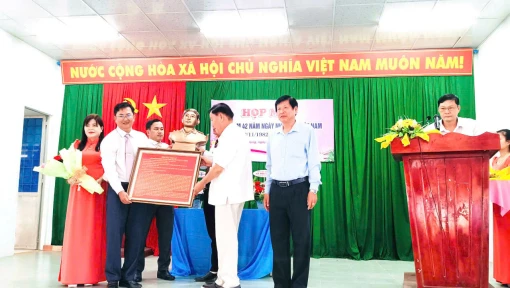 Bàn giao 2 tượng anh hùng lực lượng vũ trang cho các trường học Bàn giao 2 tượng anh hùng lực lượng vũ trang cho các trường học