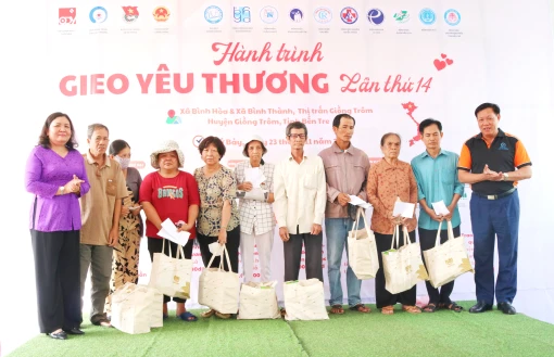 Khám bệnh, tư vấn sức khỏe và tặng quà cho gia đình chính sách tại Bến Tre Khám bệnh, tư vấn sức khỏe và tặng quà cho gia đình chính sách tại Bến Tre