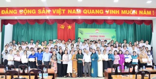 Trao học bổng Võ Văn Khánh năm học 2024-2025