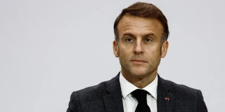 Tổng thống Pháp Emmanuel Macron đối mặt với áp lực từ chức