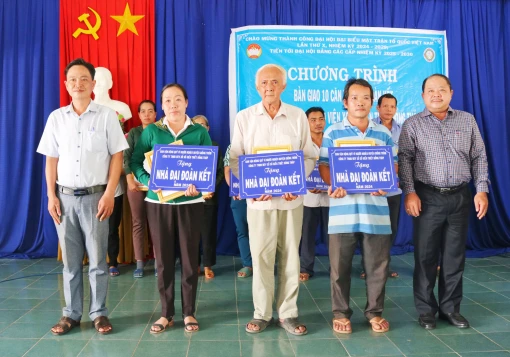 Giồng Trôm tiêu biểu trong công tác xóa nhà tạm bợ Giồng Trôm tiêu biểu trong công tác xóa nhà tạm bợ