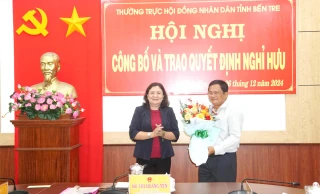 Thường trực HĐND tỉnh công bố và trao Quyết định nghỉ hưu