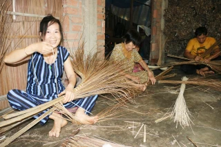 Vươn lên từ nghề bó chổi