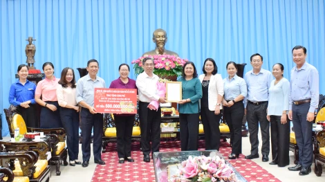 Đoàn lãnh đạo TP. Hồ Chí Minh thăm, chúc Tết tại tỉnh Bến Tre