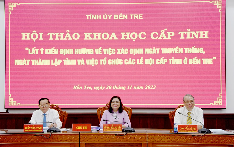 Các đồng chí lãnh đạo tỉnh chủ trì Hội thảo khoa học cấp tỉnh “Lấy ý kiến về việc định hướng ngày thành lập, ngày truyền thống tỉnh và việc tổ chức các lễ hội cấp tỉnh ở Bến Tre. Ảnh: Thanh Đồng