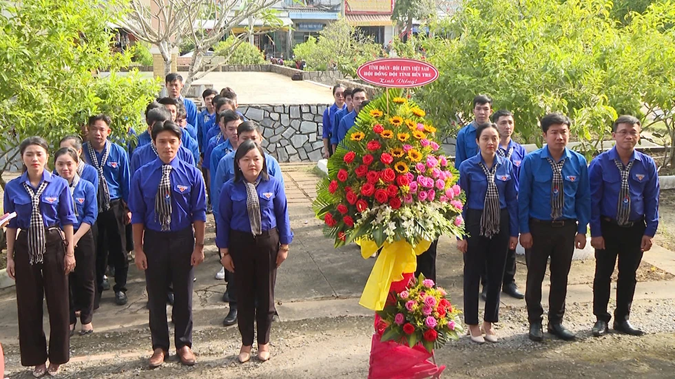 Bí thư Tỉnh đoàn Lâm Như Quỳnh cùng các đoàn viên, thanh niên đến viếng, tham quan tại Di tích Quốc gia đặc biệt Đồng Khởi Bến Tre. Ảnh: Thanh Đồng