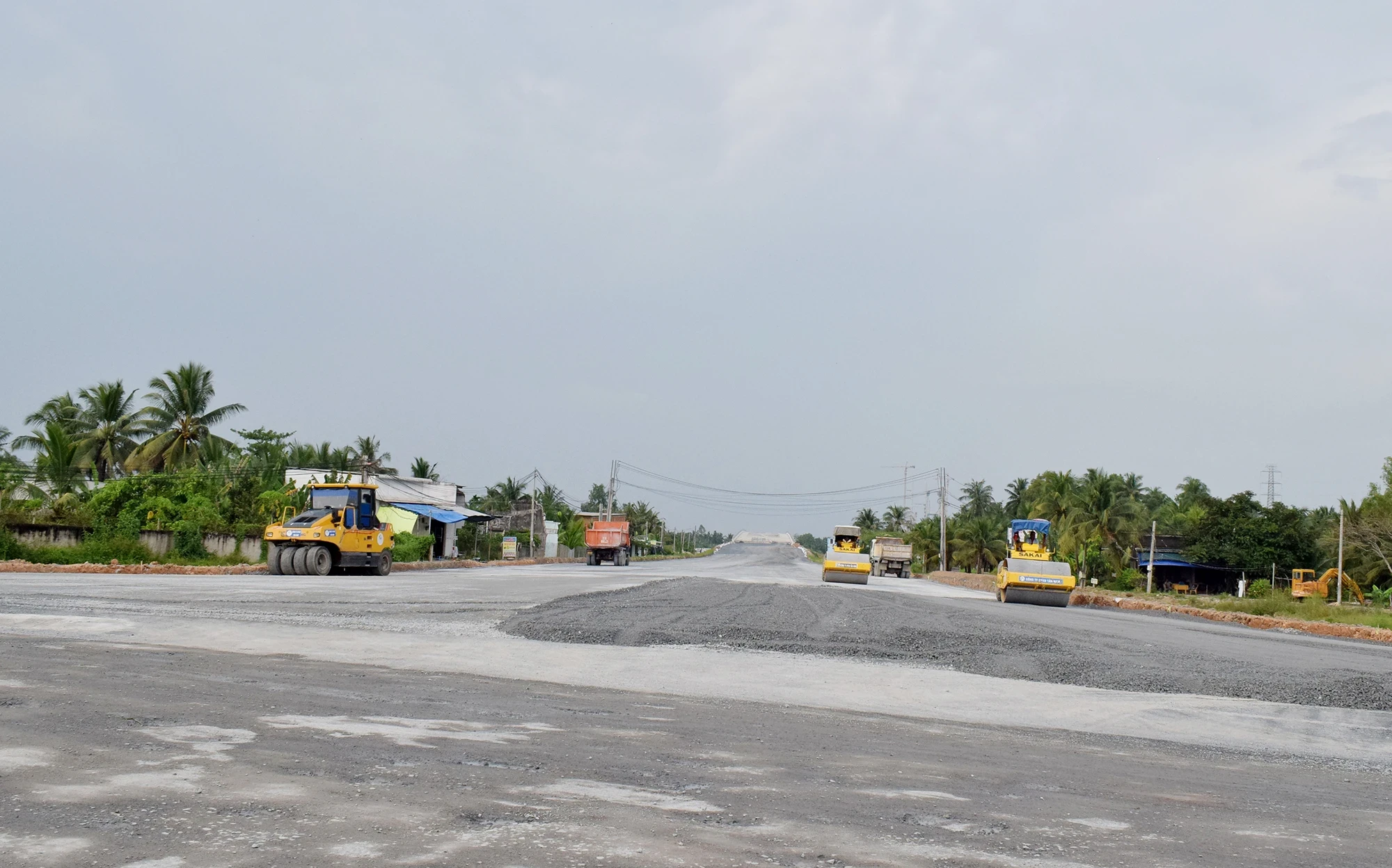 Tuyến đường nằm trong Dự án cầu Rạch Miễu 2 trên địa bàn huyện Châu Thành đang tiến hành thảm nhựa. Ảnh: Phạm Tuyết